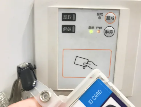 各扉の鍵をセキュリティカードで解除