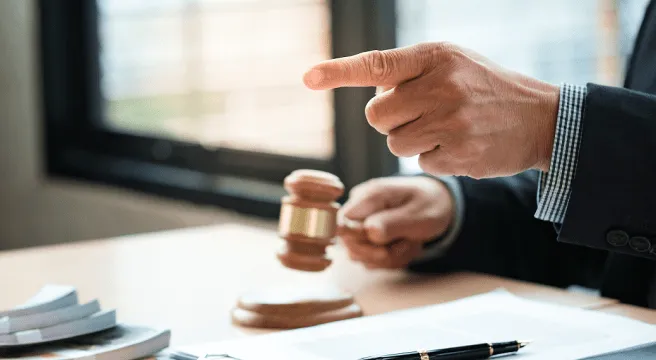 罰金や損害賠償を命じられる恐れ