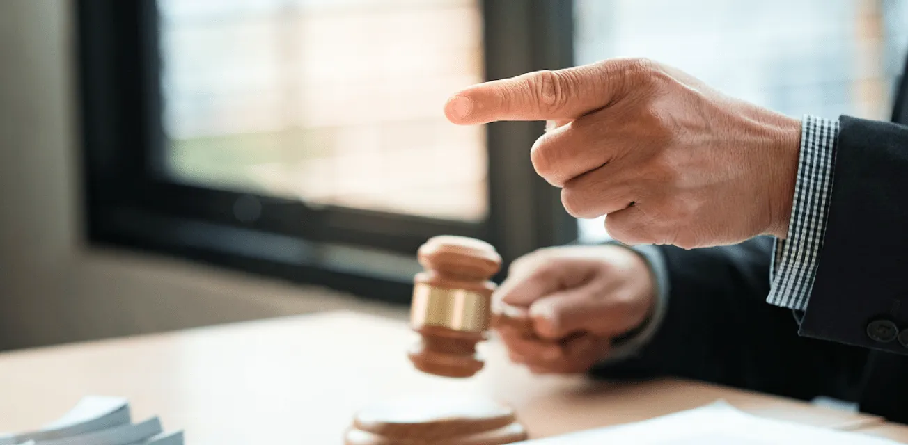 罰金や損害賠償を命じられる恐れ